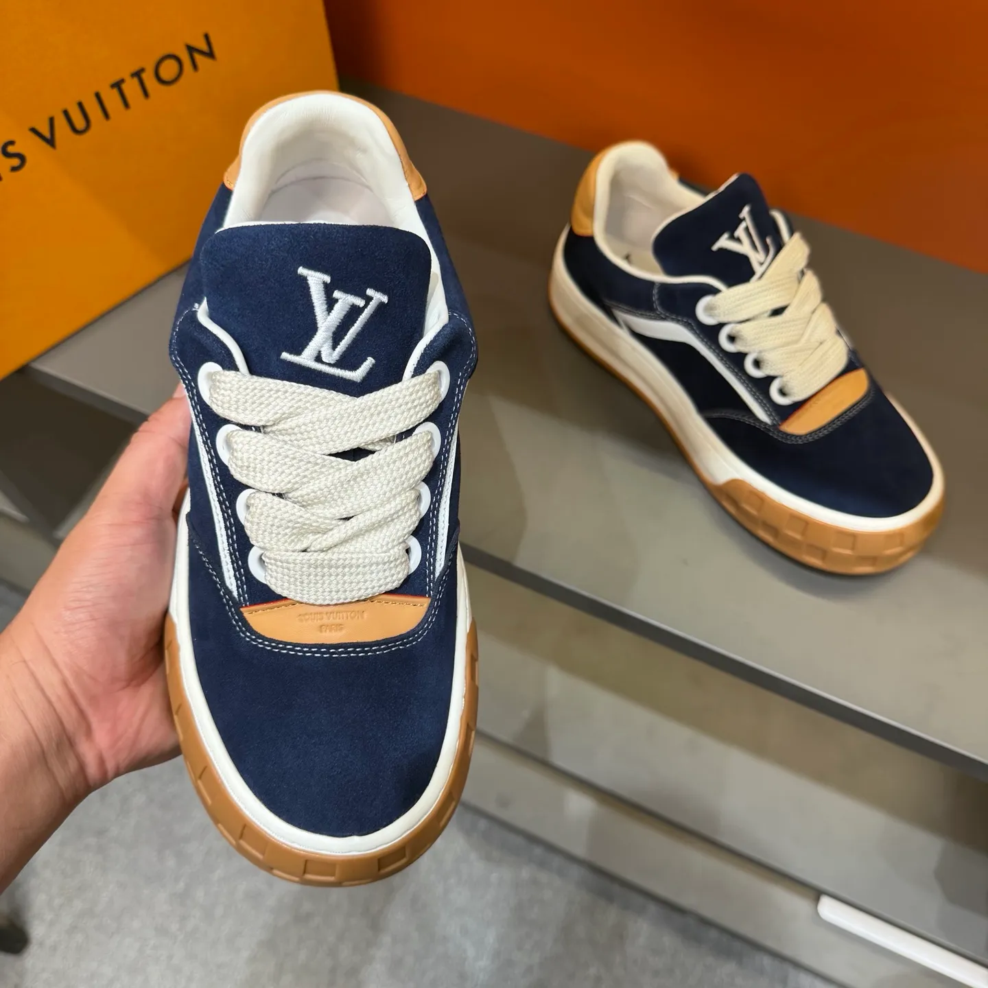 Factory price: 480💰Top version LV-Louis Vuitton-classic catwalk new model, empty glue process, original version 1:1 development! ! The upper foot is very comfortable. It is made of luxurious materials and fine workmanship. The midsole is printed with English letters "Made in Europe". The upper is made of calfskin imported from Italy. The side is decorated with the brand's LOGO and signature. The latest latex foot pads and mesh lining make the foot feel super comfortable. Original factory special supply of original two-color T men's shoes 💰U combination outsole. Bag technology Goodyear stitched edges Fabric: Exclusive custom first-layer cowhide Accessories: Exclusive private model Vuitton logo, lining: Customized silk mesh lining - first-layer silk cowhide lining Outsole: T men's shoes 💰U combination outsole wear-resistant, non-slip and anti-yellowing Foot pads: new latex pad-mesh sweat-absorbent Technology: fully computerized sewing machine wire drawing Toe cap Back cover Hot and cold shaping Full set of pull-top lasts, medium and low logo pattern, code number: 38-44, customized 45